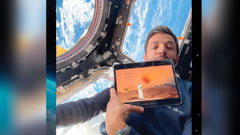 سلطان النيادي  يقرأ ملخصاً لإحدى قصص الكتاب خلال إطلاق الكتاب من محطة الفضاء الدولية.   وام