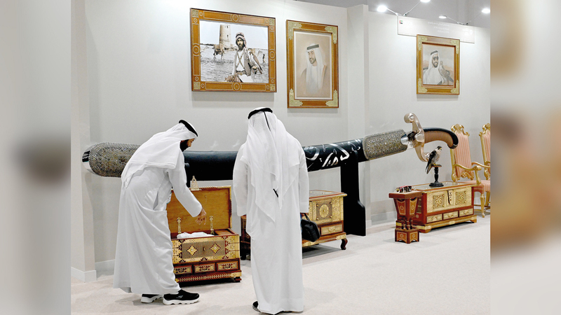 يُعدّ المعرض نافذة واسعة للتعرف إلى ثقافة الإمارات وموروثها الأصيل من خلال الأنشطة المتنوّعة والمبتكرة التي تقدمها منصّاته وفعالياته.    تصوير: إريك أرازاس