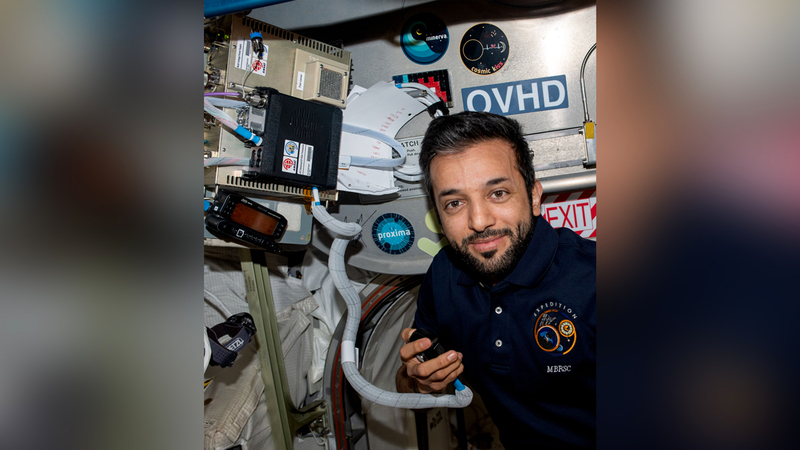 العالم تابع محطة الفضاء الدولية من خلال ما يبثه سلطان النيادي. 	  من المصدر