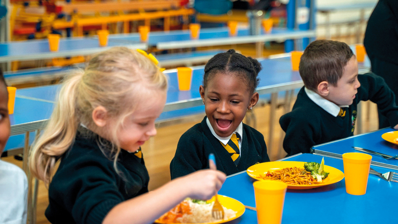 مخاوف من تعرض الأطفال والشباب لمخاطر صحية خفية نتيجة تناول طعام المقاصف المدرسية.  أرشيفية