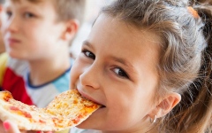 الصورة: مدارس بريطانية تقدم وجبات قد تؤدي إلى مشكلات صحية خطرة
