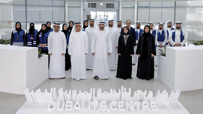 حمدان بن محمد خلال زيارته مركز دبي للأنظمة المرورية في البرشاء.  من المصدر