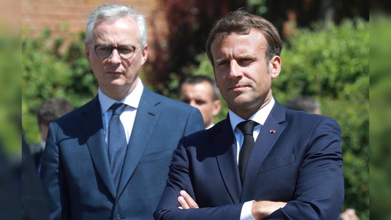 ماكرون برفقة وزير المالية المرشح المحتمل برونو لومير.    أرشيفية