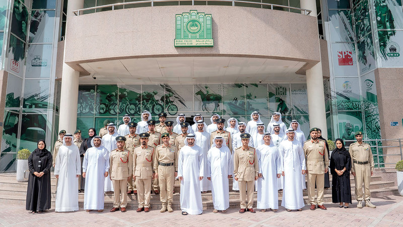 حمدان بن محمد  في لقطة تذكارية مع قيادات شرطة دبي.    من المصدر