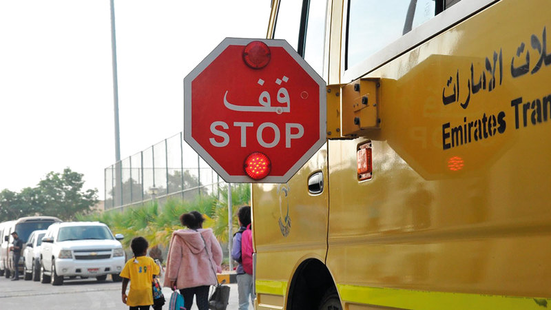 استخدام إشارة قف في الحافلات المدرسية يعزز سلامة الطلبة.  من المصدر