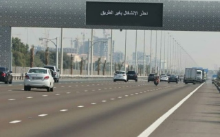 الصورة: "انشغال السائقين" يتسبب في 3 حوادث مرورية في أبوظبي