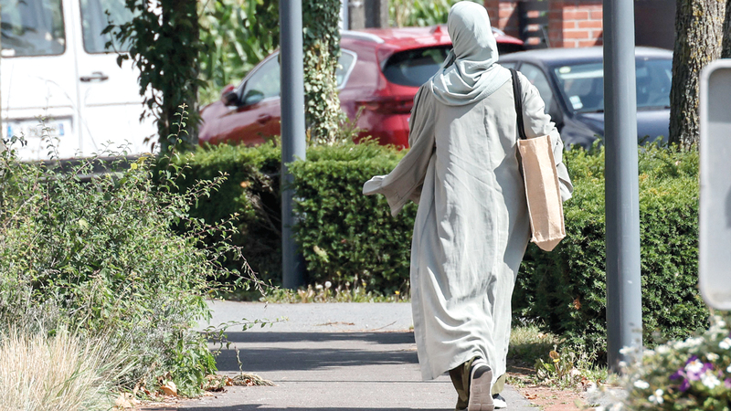 لم يعد بإمكان الطالبات المسلمات  ارتداء الفساتين الطويلة.   أرشيفية