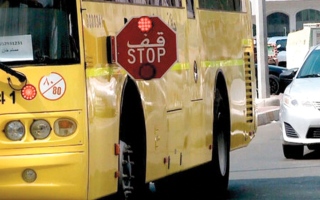 الصورة: تقارير.. حافلات مدرسية تربك السائقين بالاستخدام المفرط لذراع «قف»