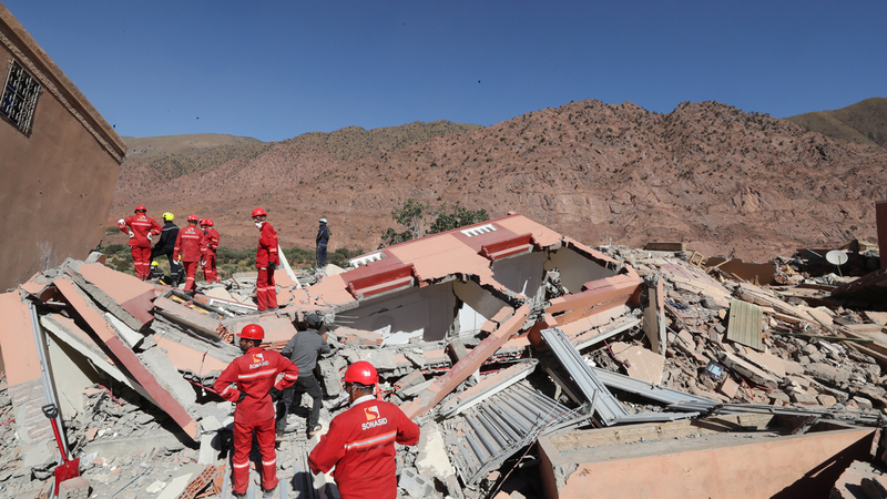 فريق إنقاذ يعمل بين أنقاض مبنى منهار جنوب مراكش.  إي.بي.إيه