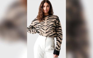 الصورة: أناقة الخريف تتزيّن بنقشات «النمور»