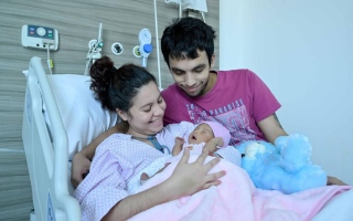 الصورة: ولادة طفلة بعد إجراء جراحة معقدة لها داخل الرحم في " برجيل الطبية"