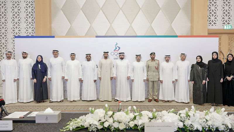 أحمد بن محمد يتوسط أعضاء اللجنة الأولمبية خلال الاجتماع الأول.  من المصدر