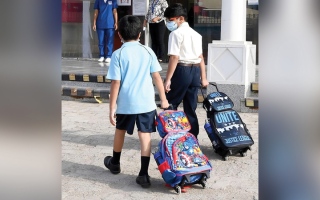 الصورة: أولياء أمور يعرضون توصيل طلبة مع أبنائهم للتخفيف من ارتفاع رسوم الحافلات