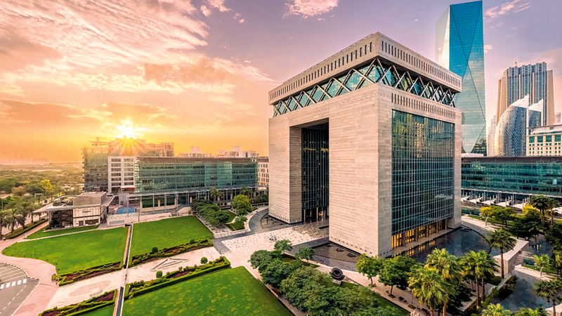 100 شركة تأمين وإعادة تأمين تعمل حالياً في مركز دبي المالي العالمي.  من المصدر