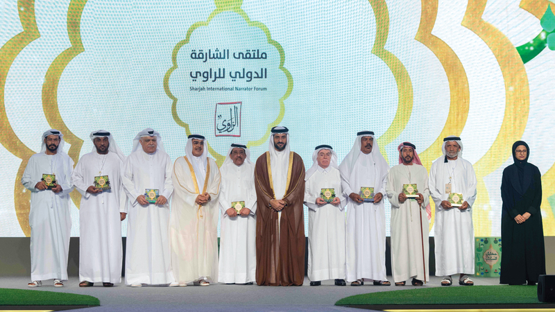 سلطان بن أحمد القاسمي كرّم شخصيات الملتقى والفائزين بجوائزه.  من المصدر