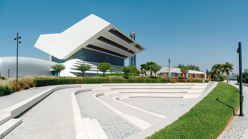 المبادرة تتيح لزوّار مكتبة محمد بن راشد قراءة وسماع كنوزها المعرفية بلغات عالمية عدة.   من المصدر