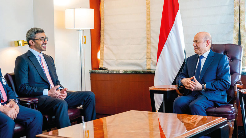 عبدالله بن زايد خلال اجتماعه مع رئيس مجلس القيادة الرئاسي اليمني على هامش اجتماع الجمعية العامة للأمم المتحدة.  وام