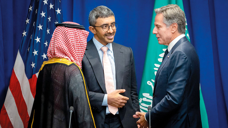 عبدالله بن زايد وفيصل بن فرحان وأنتوني بلينكن خلال الاجتماع الثلاثي على هامش أعمال الجمعية العامة في نيويورك.  وام