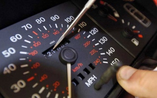 الصورة: أصحاب سيارات مستعملة يتلاعبون في «العداد» لخداع المشترين