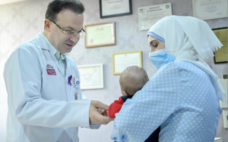الصورة: أردنية تضع مولودها في أبوظبي بعد إصابتها بسرطان القولون أثناء الحمل