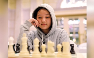 الصورة: فتاة بعمر 12 عاماً تفوز بلقب الإمارات للشطرنج «تحت 20 عاماً»
