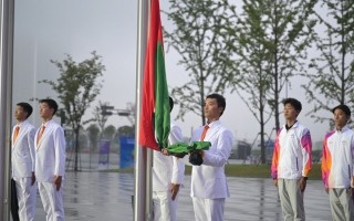الصورة: المنصوري وآل شهيل يحملان علم الإمارات  في افتتاح «آسياد هانغتشو» اليوم