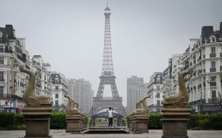 الصورة: مجسم لبرج إيفل في هانغتشو يضفي ملامح باريسية على "الألعاب الآسيوية"