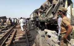 الصورة: اصطدام قطارين شرقي باكستان وإصابة ما لا يقل عن 30 شخصا