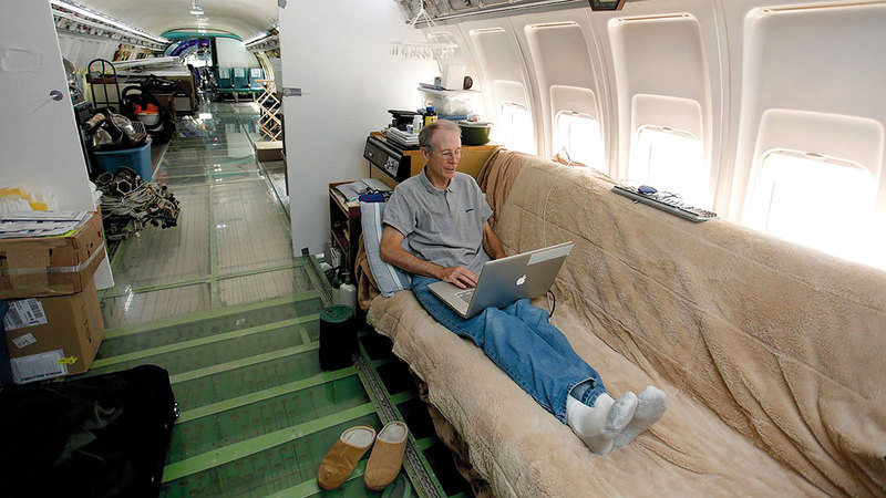 جو أكسلين سعيد بالحياة داخل طائرة.  من المصدر