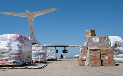 الصورة: 622 طن مساعدات إغاثية وإنسانية أرسلتها الإمارات إلى ليبيا لتخفيف تداعيات الإعصار