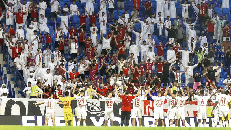 تحية من لاعبي الشارقة لجمهورهم في ملعب النصر. من المصدر