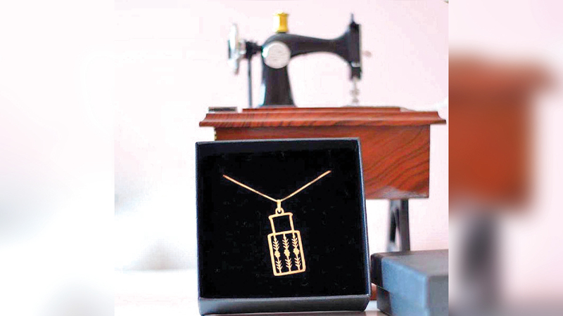 «تبرا» وسيلة الفنانة الإماراتية لتكريس عشقها القديم لفن الرسم . من المصدر