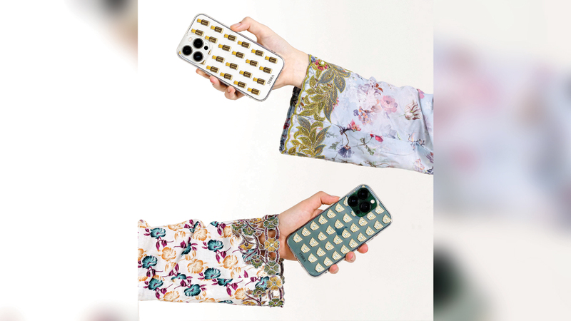 أغطية حماية الهواتف بنقوش ورسومات تقليدية.  من المصدر