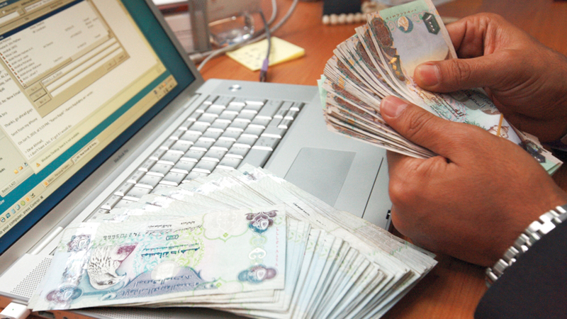 البنوك تقدم من وقت لآخر عروضاً لشراء المديونيات أو جذب عملاء لأخذ تمويلات جديدة. أرشيفية