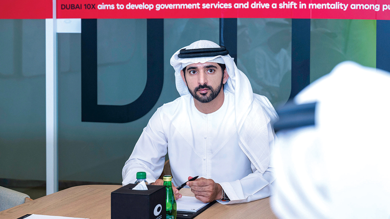 حمدان بن محمد خلال اطلاعه على حزمة مشاريع جديدة ونوعية لتسريع مسيرة دبي نحو المستقبل. وام