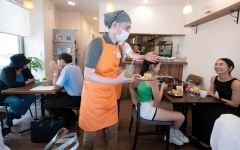 الصورة: مقهى في اليابان يوظف المصابـين بالخرف للتفاعل مع المجتمع