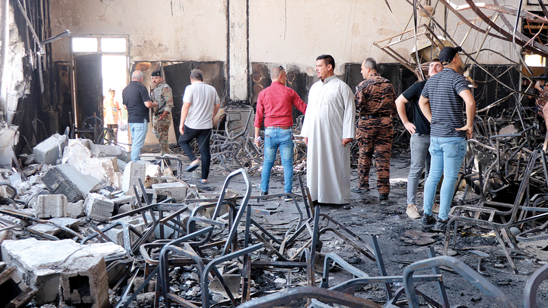 الحريق أدى إلى انهيار أجزاء من القاعة نتيجة استخدام مواد بناء سريعة الاشتعال. إي.بي.إيه
