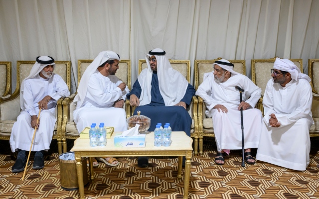 الصورة: رئيس الدولة يقدم واجب العزاء في وفاة عبيد علي الكتبي في الشارقة