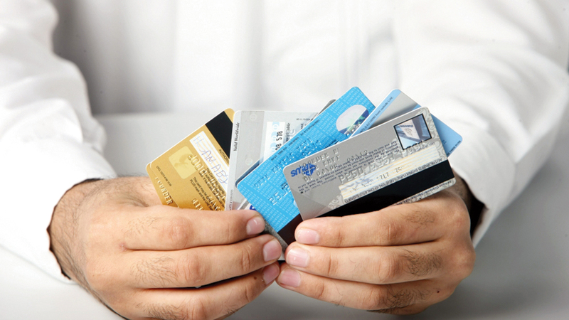 بعض البنوك تشترط في العرض أن يكون التقدم بطلب لإصدار البطاقة عبر التطبيق الذكي للبنك. أرشيفية