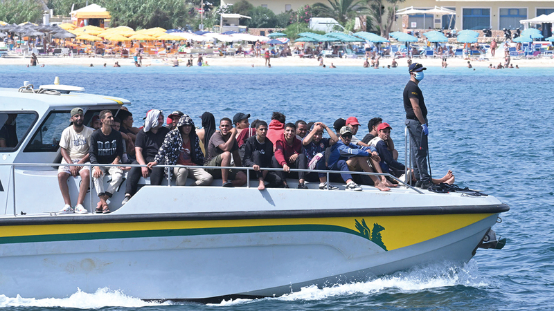 مهاجرون يصلون إلى الجزيرة قادمين من تونس. إي.بي.إيه