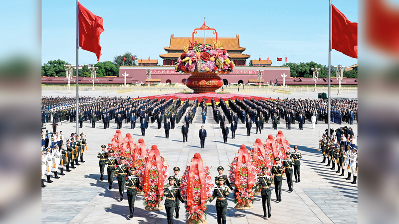 جانب من احتفالية تكريم الأبطال الوطنيين الراحلين بحضور الرئيس الصيني شي جين بينغ في بكين أول من أمس. إي.بي.إيه