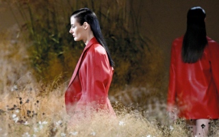 الصورة: الأحمر يزهو في تشكيلة «إرميس».. وناشطة تقاطع العرض للحظات