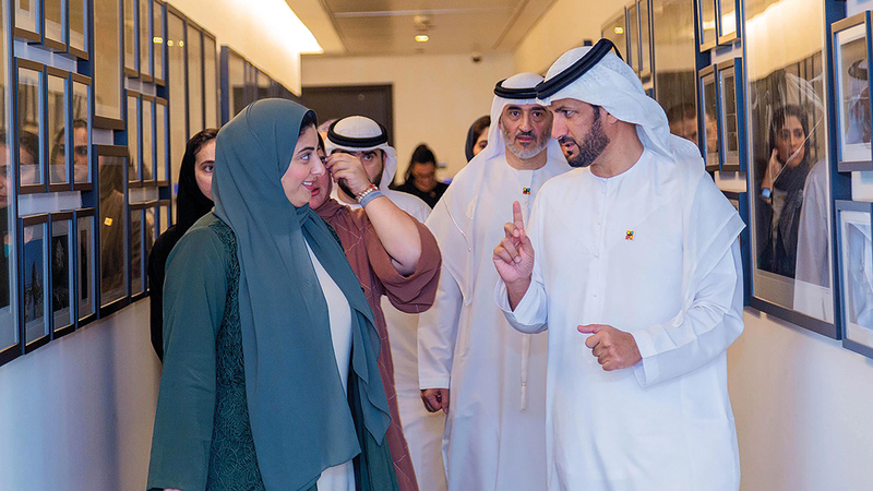 شما بنت سلطان اطلعت من علي بن ثالث على مشاريع ومبادرات الجائزة. من المصدر