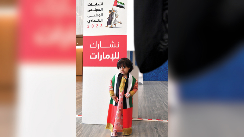 طفلة تشارك ذويها في انتخابات المجلس الوطني الاتحادي في أبوظبي. تصوير: نجيب محمد