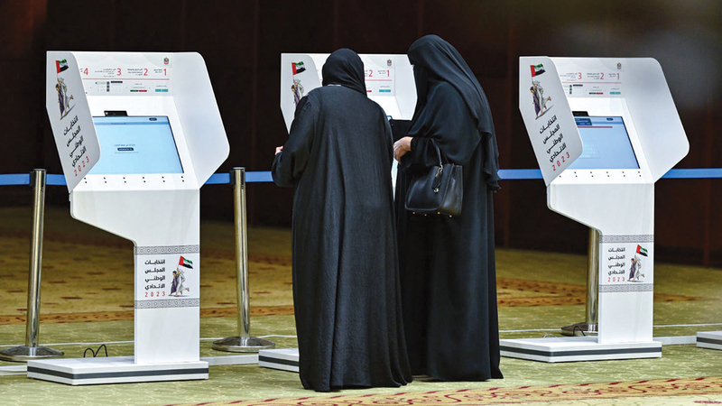 ناخبون خلال عملية التصويت في اليوم الأول. تصوير: أشوك فيرما
