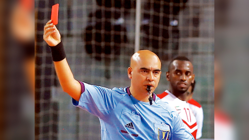 عمر الزبير الحكم الوحيد في القائمة بشارةٍ دولية.  من المصدر