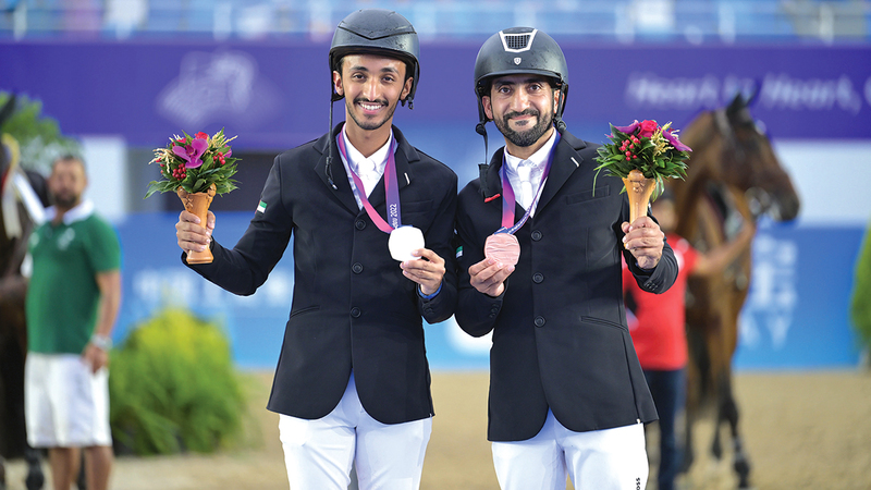 الفارسان عمر المرزوقي وعبدالله المري يستعرضان الميداليتين الفضية والبرونزية. من المصدر   &nbsp;