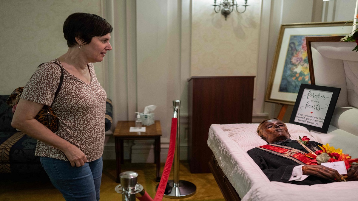 طوال الأسبوع أقبل عدد كبير من الفضوليين على مكان الرجل المحنط لتوديعه أو التقاط صور له أو النظر إليه مذهولين.أ.ف.ب