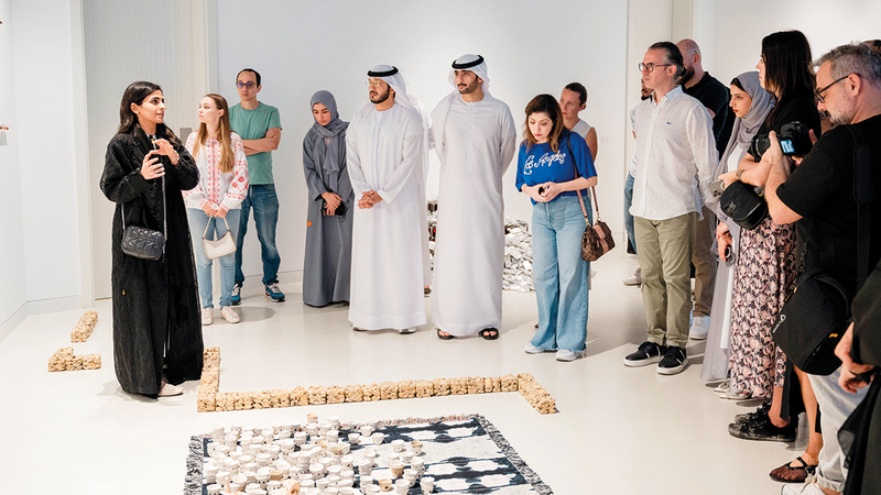 المعرض يبرز أشكال وطرق تواصل مختلفة في ظل غياب الكلمة المكتوبة. الإمارات اليوم