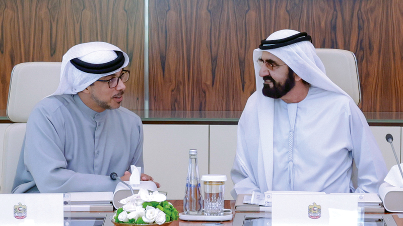 محمد بن راشد ومنصور بن زايد خلال اجتماع مجلس الوزراء الذي عقد بقصر الوطن في أبوظبي. وام